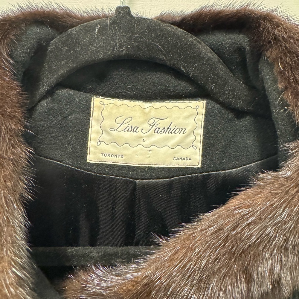 Vintage lisa fashion cashmere and wool blend coat with brown fox fur trim - Picture 9 of 13